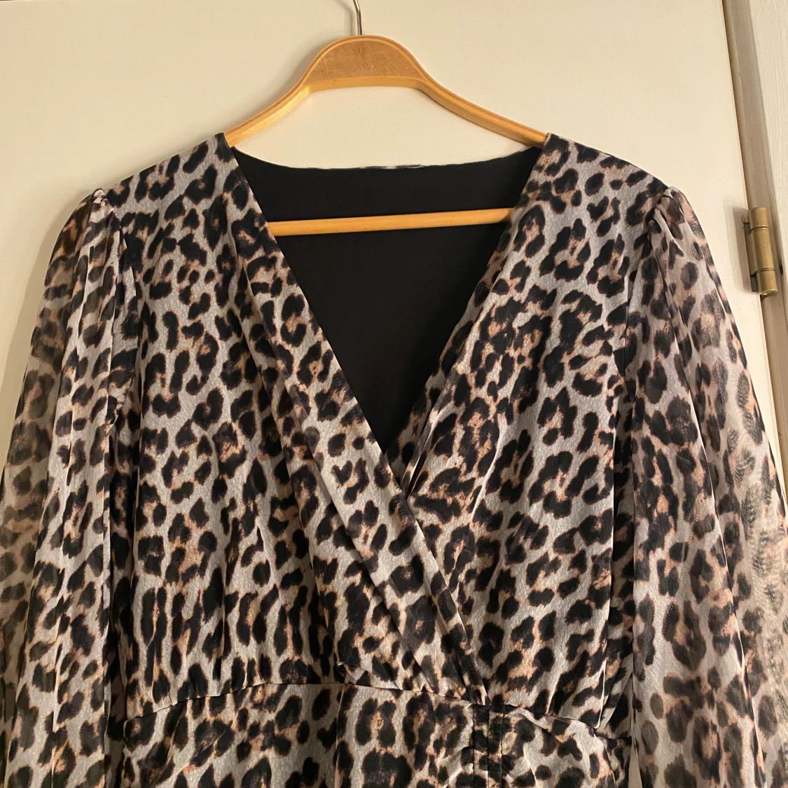 Leopardmönstrad omlottklänning - 2