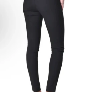 Svarta kostymbyxor Tiger of Sweden - Snygga svarta kostymbyxor från Tiger of Sweden i smal passform. Dragkedja och knapp framtill samt diskreta fickor. Perfekta för en clean och stilren look. Materialet är mjukt och stretchigt. Använda bara ett fåtal gånger. Strl 34.