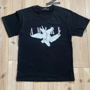 Amiri t-shirt - Riktigt fet Amiri tisha i nyskick med tags. | S | 10/10 | Tveka inte vid nån fundering eller så 🙌
