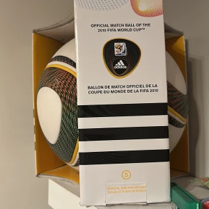 Adidas Jabulani 2010 FIFA World Cup Official Match Ball - Sällsynt Adidas Jabulani, officiell matchboll från 2010 FIFA World Cup. Storlek 5, levereras i originalförpackning. Bollen och förpackningen är i mycket gott skick, endast lätt slitage på kartongen. Perfekt för samlare eller fotbollsälskare. Kan även diskutera om priset 