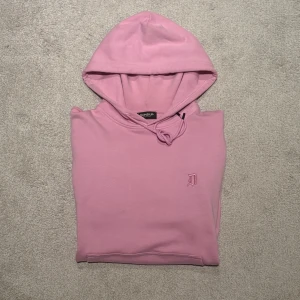 Dondup Hoodie. - Rosa Dondup Hoodie. Storlek S, passar emellan längderna 175-185 cm. Skönt material. Snyggt att styla och sticker ut lite i mängden. Hör av er vid frågor. 