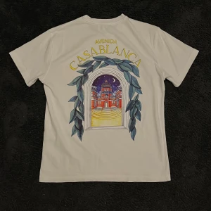 Casa Blanca T-shirt - Vit oversized t-shirt från Casablanca. Den är extremt snygg och passar till allt. T-shirten köptes i sommar och har inte använts mycket, den är minimalt smutsig men ska självklart tvättas bort innan jag fraktar den. 