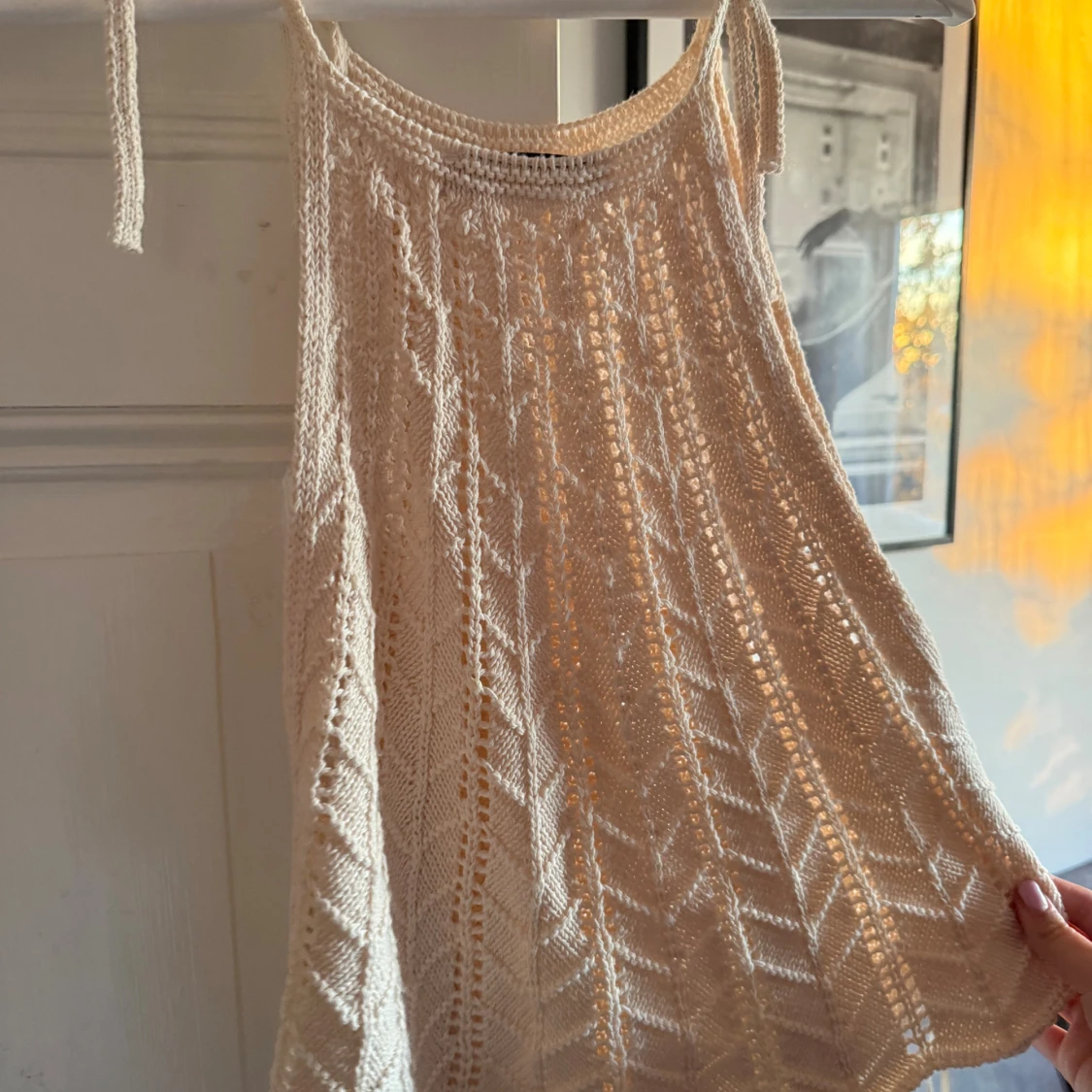 Stickad beige topp med smala axelband - 2