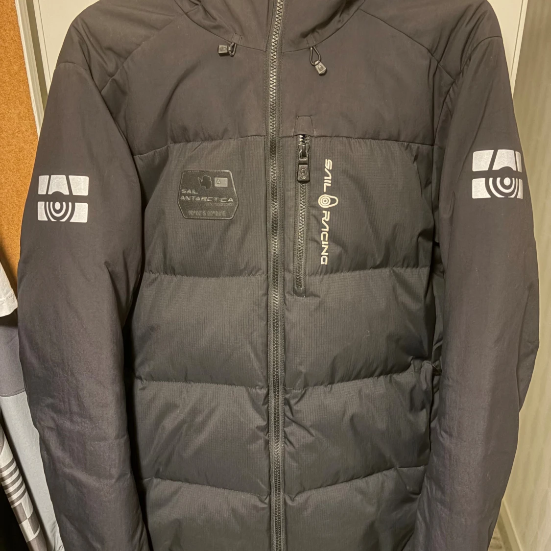 Svart dunjacka Sail Racing herr M