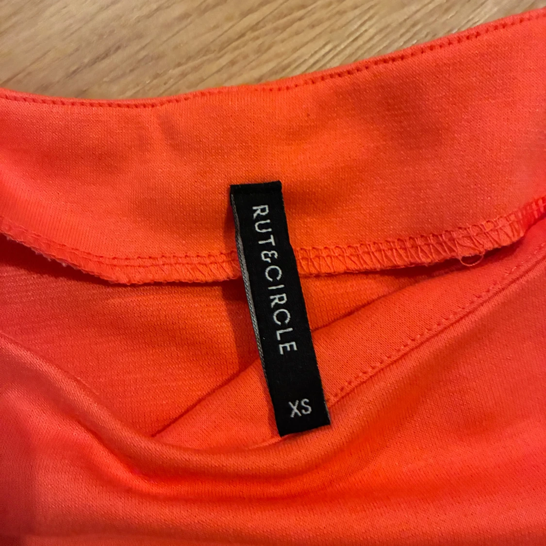 Korallröd kort klänning Rut&Circle XS - 2