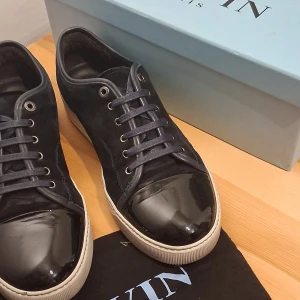 Lanvin skor - Säljer ett par riktigt feta lanvin skor navy perfekt till hösten. Box och dustbag medföljer. Har en liten defekt på lacken som man inte ser från långt håll men väldigt nära, hör av er vid fler frågor!