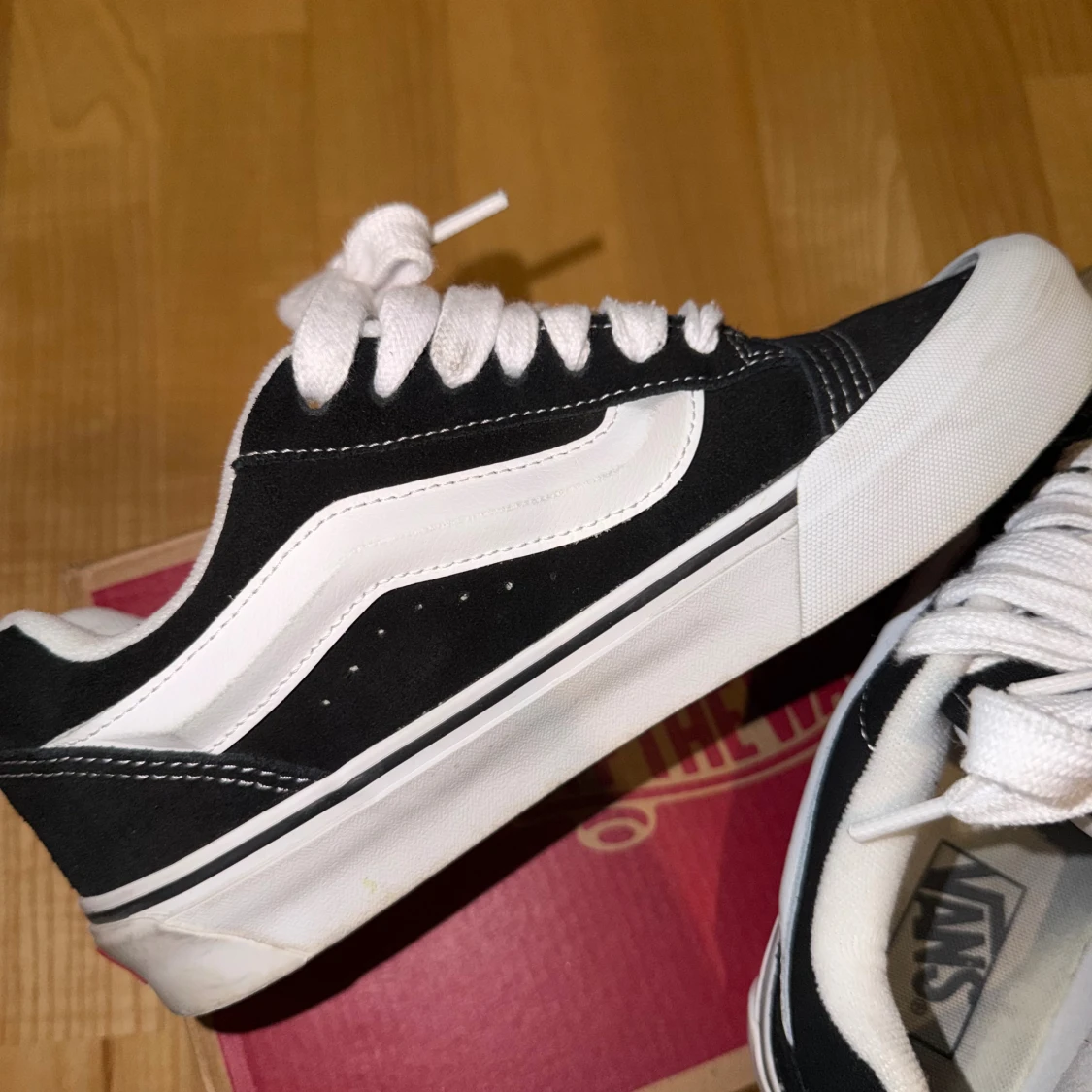 Vans Knu Skool svart/vit sneakers - 1