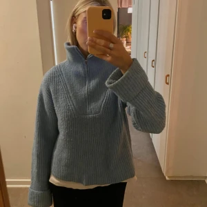 Stickad tröja med half sip - Blå stickad tröja😇