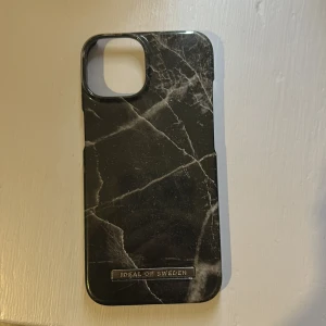 iDeal of Sweden Marble Case - Elegant svart marmormönstrat mobilskal från iDeal of Sweden. Den passar iphone 14. Inga skador, repor eller sprickor. 😊