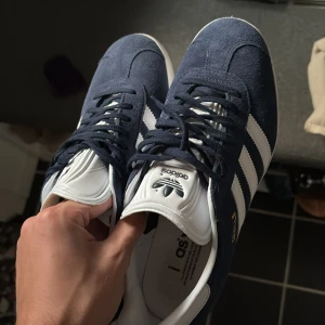 Adidas gazell skor  - Helt nya skor använda 1 gång,jätte snygga och sköna 
