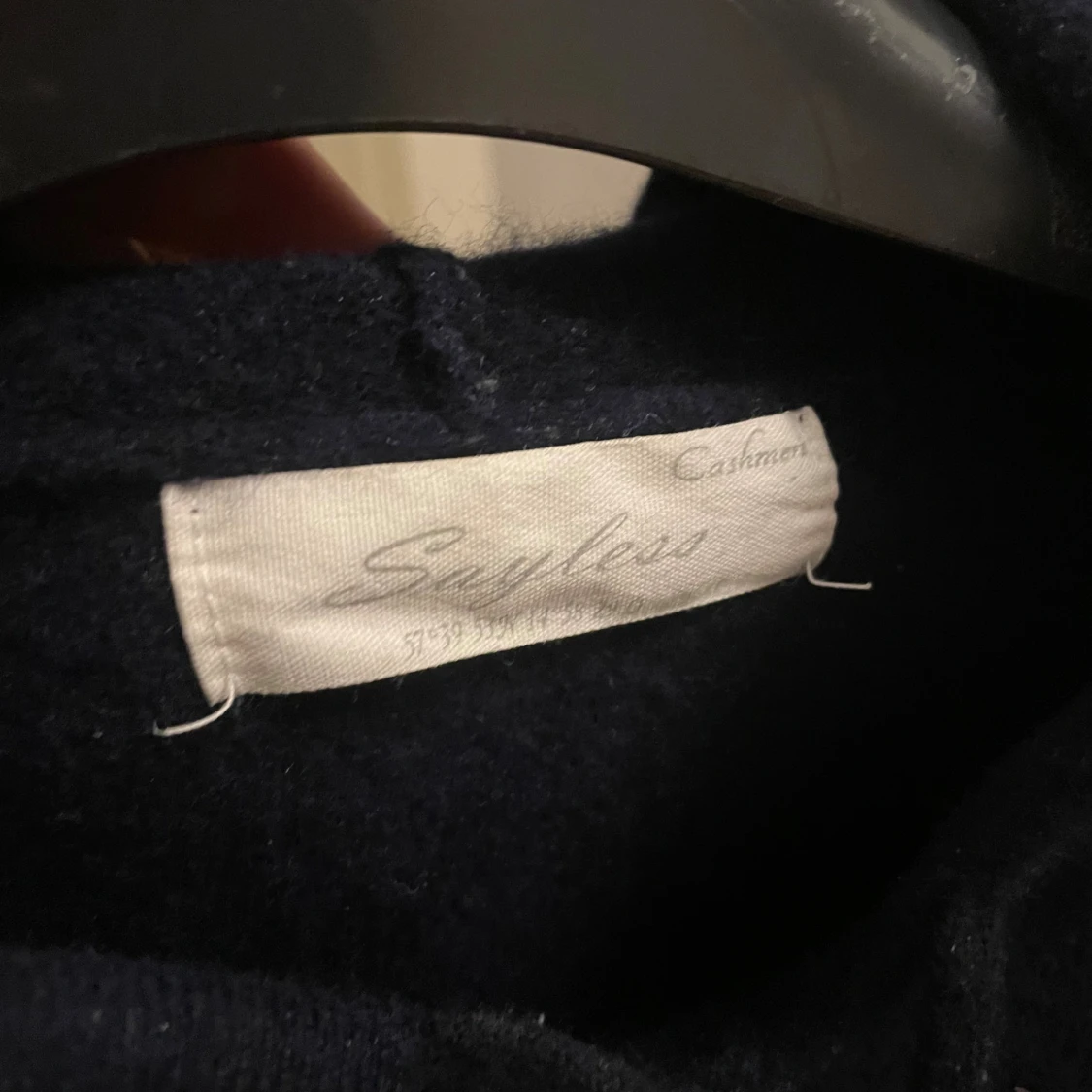 Mörkblå kashmir hoodie från Sayless - 3