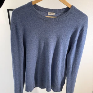 Blå Kashmir tröja - Snygg blå 100% Kashmir tröja från Filippa K i storlek L. Nypris ligger på 3200kr mittpris 950. Super bra skick förutom ett hål i en av armbågarna som kan lagas enkelt se bild 3. Bara att skriva vid funderingar mvh Liam!