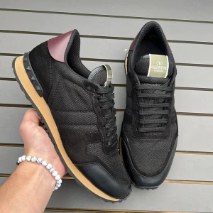 Valentino rockrunners  - Sjukt snygga valentino rockrunners som är perfekt för vinter! Size 44,5 kan även passa 45! Skick 9/10 suveränt skick! Lite skada på insidan av hälen men syns inte och känns inte vid användning! Nypris ca 7200kr ! Hör av dig vid minsta fundering 😮‍💨