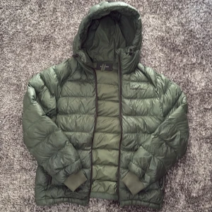 Peak performance jacka  - En fin peak performance jacka till dig som vill känna dig stilig och samtidigt varm på vintern. 