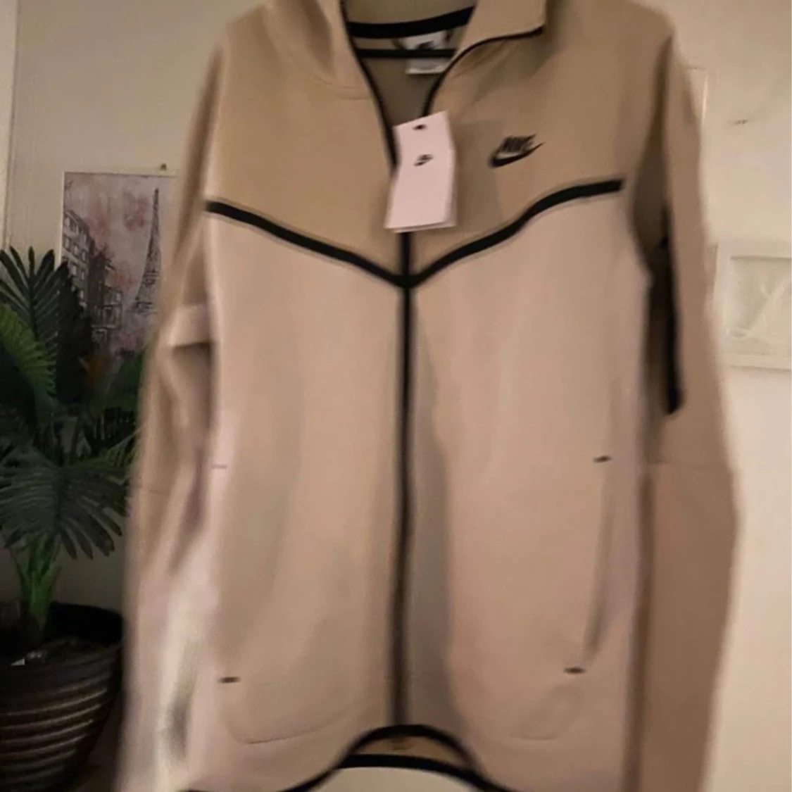 Beige Nike vindjacka med svarta detaljer