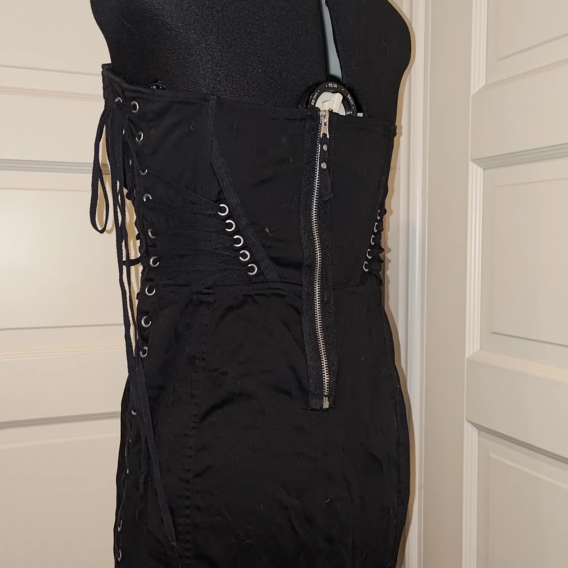 Svart kort klänning med snörning - 2