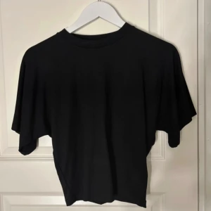 Svart tröja - Säljer denna svart tröjan emmie i storlek XS från lager 157💕 har använt 2 gånger💕 säljer då jag inte längre har plats i garderoben för den längre💕