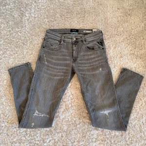 Replay anbass - Ett par riktigt feta slim replay anbass jeans i hop skick 10/10. Ny pris 1860kr därav säljer jag för 1100kr men med snabb affär kan självklart pris diskuteras!