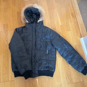 Vintage jacka - Kortare vinter jacka med fuskpäls💗