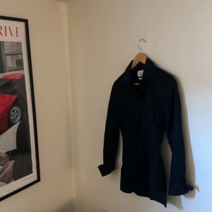 Svart slim fit skjorta från Bläck - Svart skjorta från Bläck i slim fit-modell med otroligt skönt material. Använd fåtal gånger pga att jag har växt ur den. Storleken är S men passar även M                                                         Skriv vid minsta fundering!🍾💫(Nypris 800kr)