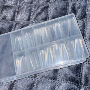 Transparenta lösnaglar i ask - Transparenta lösnaglar i olika storlekar.