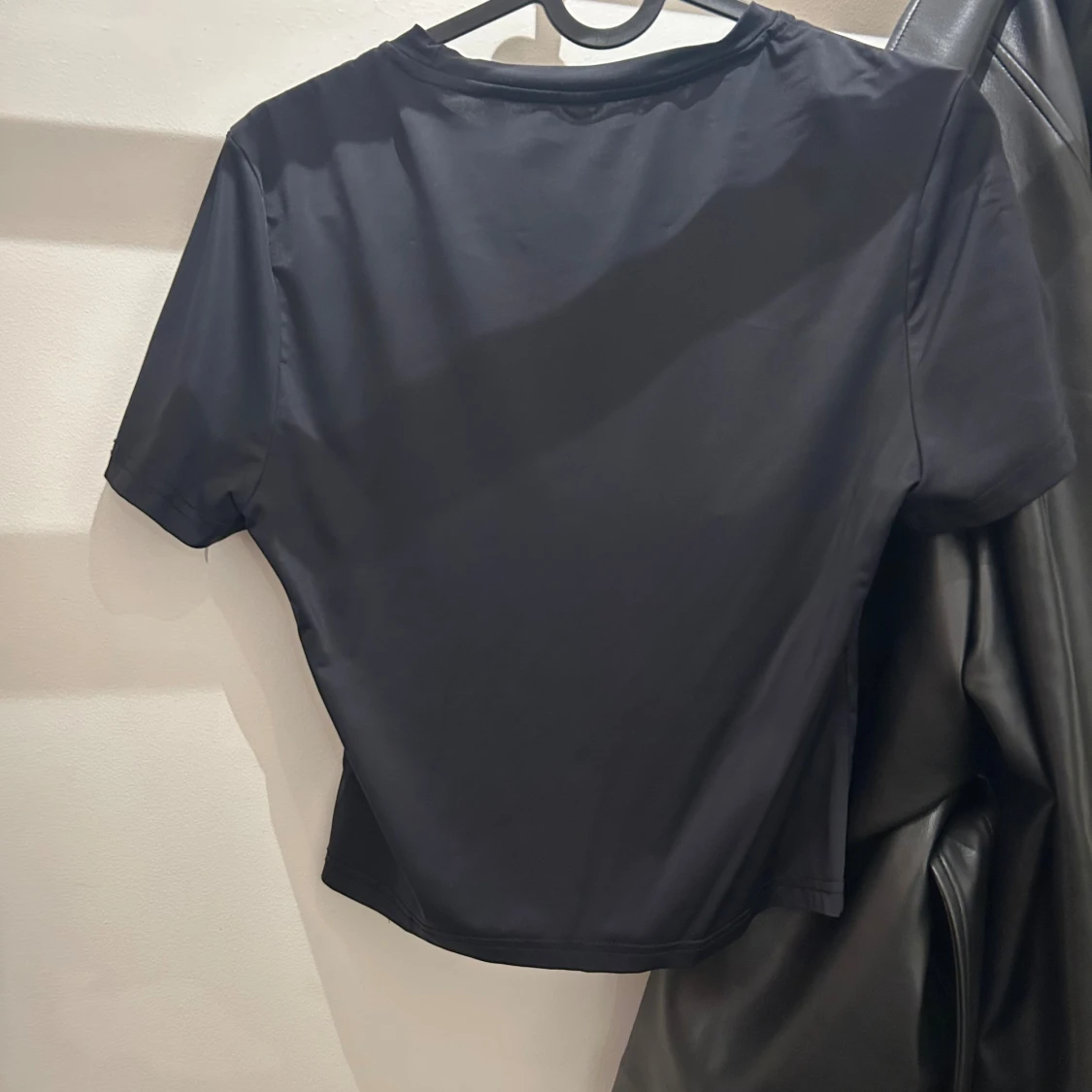 Svart croppad t-shirt i polyester - 2