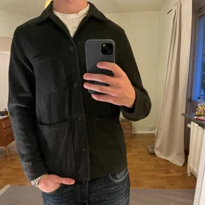 Svart Overshirt A Days March - Säljer denna sjukt snygga Overshirten från A Days March⭐️ Färgen är svart och storleken är M✅ Den har inga defekter och skicket är utomordentligt🙌🤝 Sjukt najs passform och passar perfekt till hösten🍁🙌 Tveka inte på att höra av er dig vid minsta fråga eller fundering😊