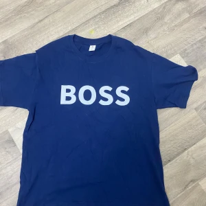 Boss T-shirt  - Dm för info 