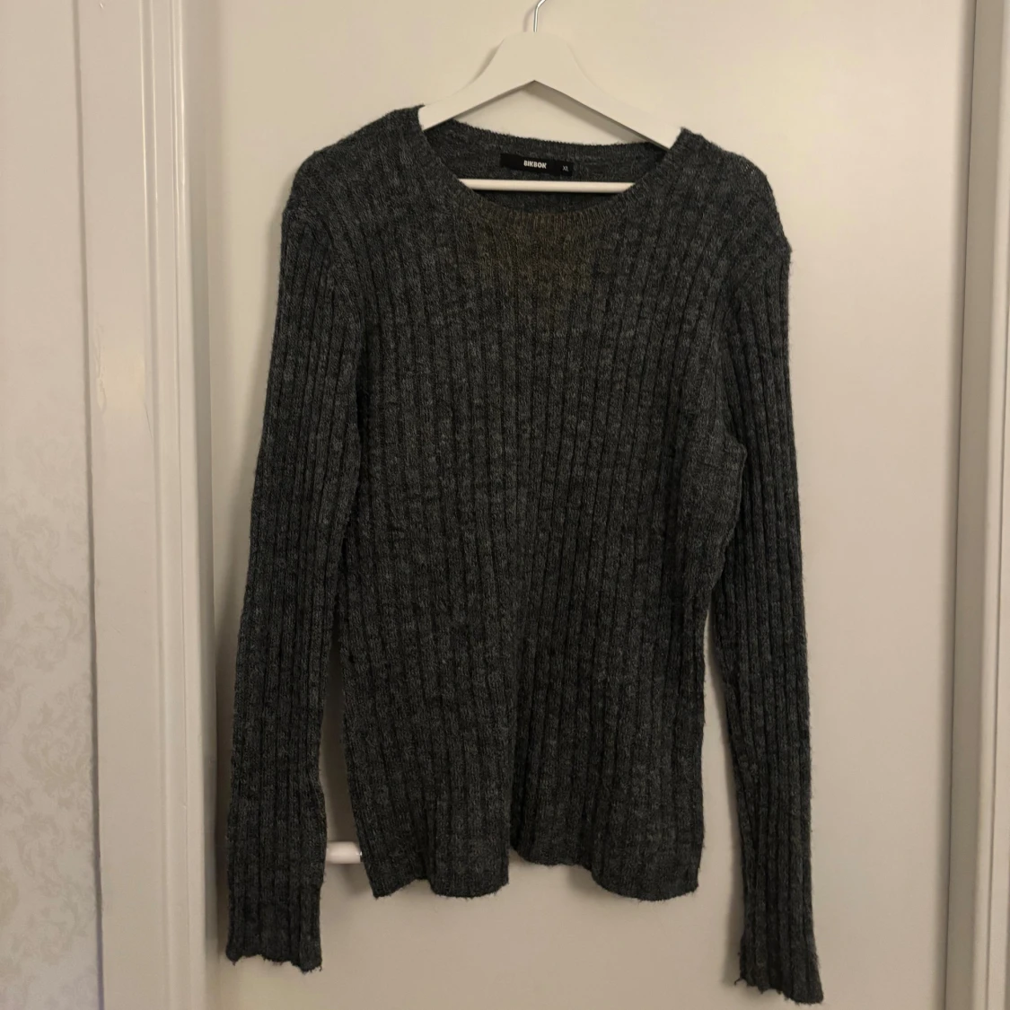 Mörkgrå ribbad stickad tröja Bik Bok