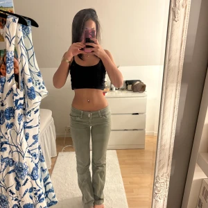 Gröna bootcut byxor från Nelly - Snygga ljusgröna bootcut-byxor från Nelly med låg midja och klassiska fickor både fram och bak. OBS de är uppsida en kort bit där nere. 