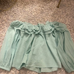 Mintgrön offshoulder blus med volang - Säljer denna turkosa blusen från zara