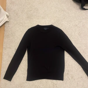 Svart merinoullströja från Riley - En stilren svart tröja från Riley(Brothers) i mjuk merinoull. Om intresserad är det bara att skriva:)Pris kan diskuteras:)