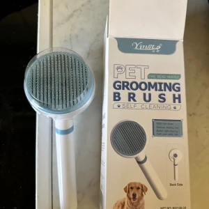 Pet Grooming Brush Self Cleaning borste för husdjur  - Praktisk självrenande borste för husdjur med fina metallnålar. Perfekt för att ta bort lös päls och reda ut tovor. Ergonomiskt handtag och enkel rengöring med knapp. Borsten är i nyskick och levereras i originalförpackning. 🐱 🐶 