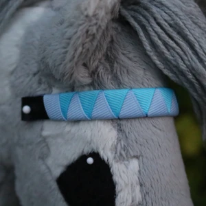 Ljusblått pannband 🩵 - Ljusblått hajtandsflätat pannband till salu 🩵Storlek: SHB (15 cm) - @pannband.by.smb på instagram, in och följ!