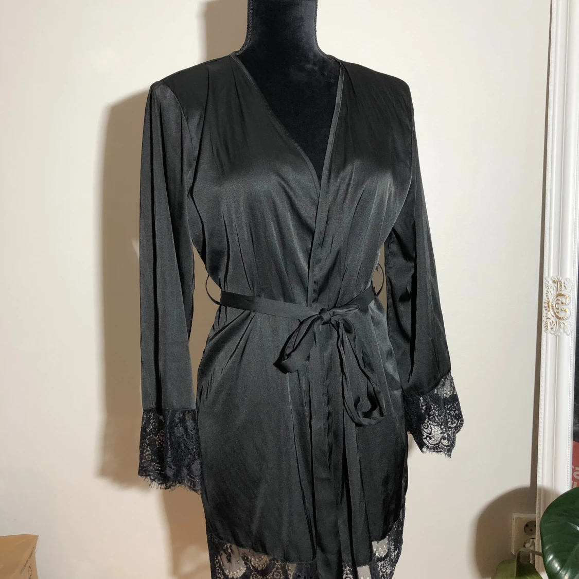 Svart morgonrock med spets