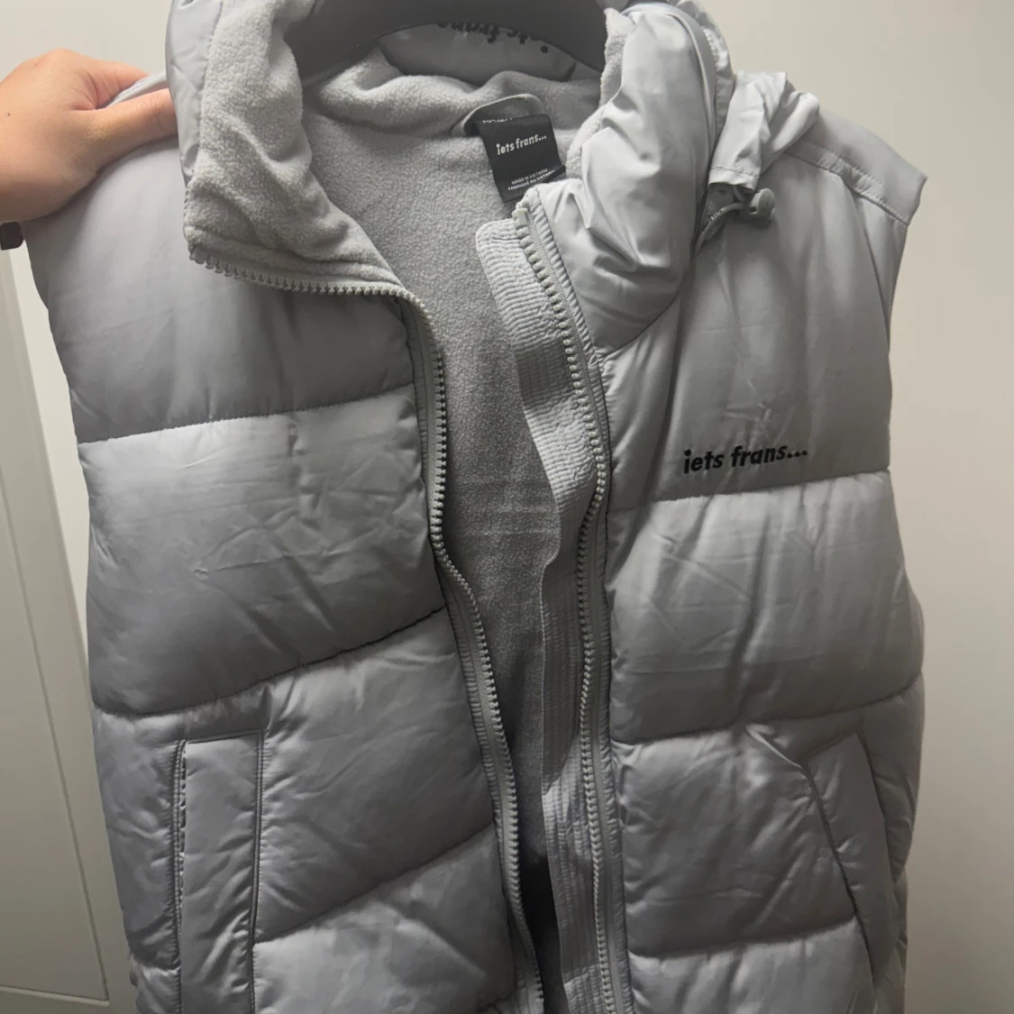 Ljusgrå dunväst från iets Frans