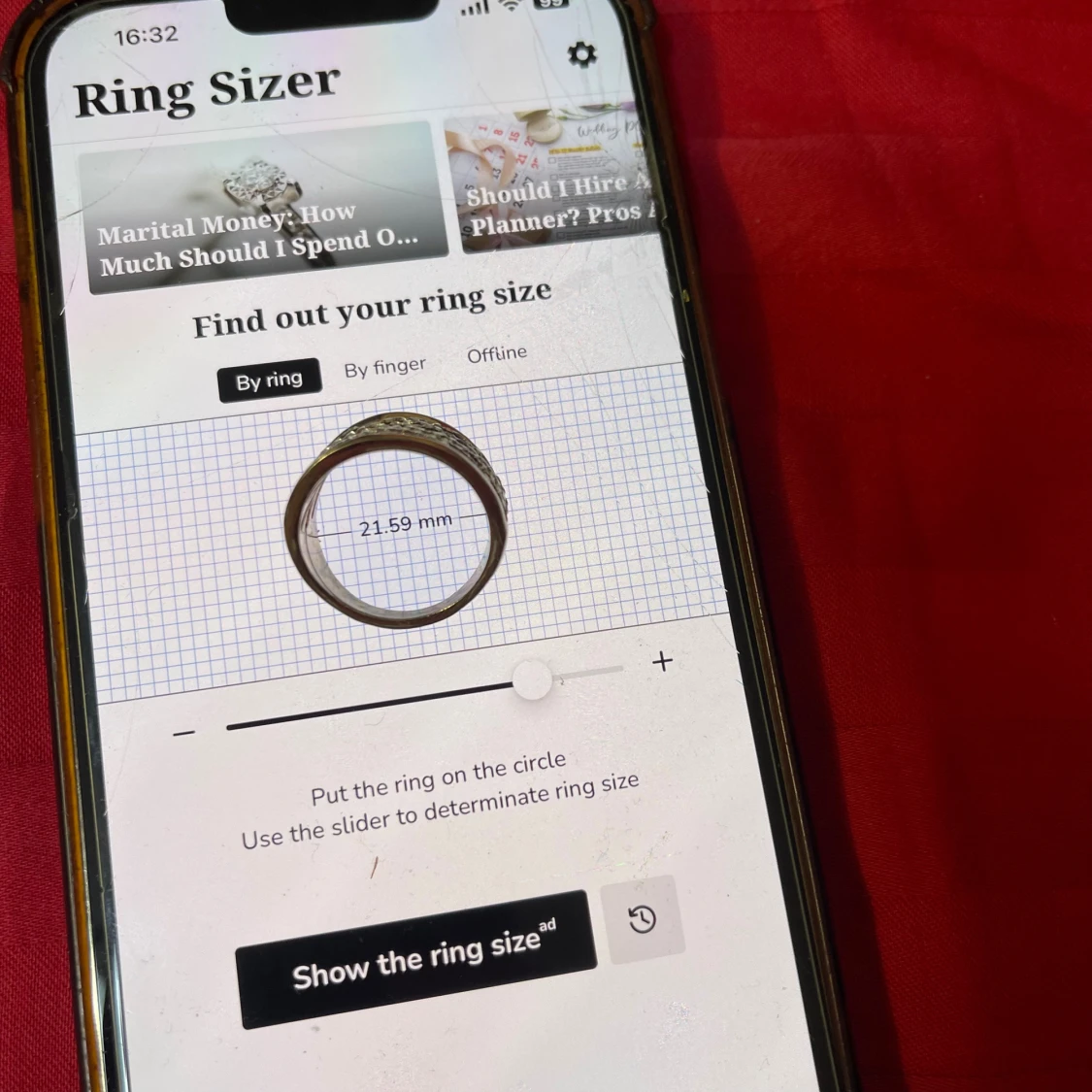 Bred guldig ring med glittriga stenar - 4