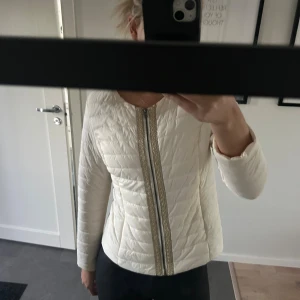 Crémevit jacka med guld detaljer - Crémevit jacka med guld detaljer från Cream i storlek 36. Bra skick då den kommit till användning fåtalet gånger.