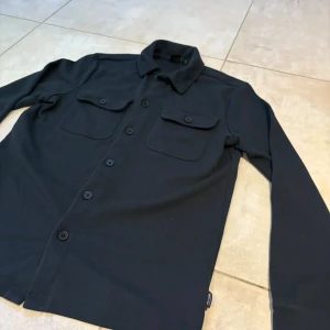 Overshirt - Hej säljer en jätte fin overshirt från only&sons son är perfekt nu till hösten. den är i storlek XS Passar mig som är 172. Den sitter nog som bäst mellan 170-175 men passar nog även någon som är kortare men ksk lite stor. Skriv om ni har några funderingar 