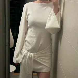 Vit populär stickad klänning från NAKD    - Superfin vit miniklänning. Obs jag är 168 cm och har M. Säljer för den aldrig kommer till användning. Helt slutsåld.