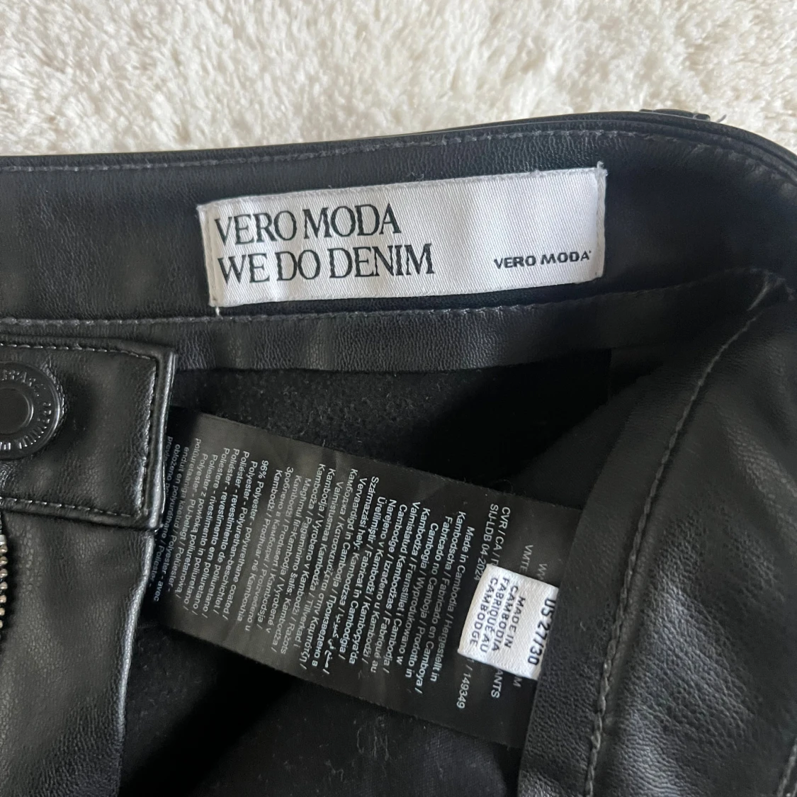 Svarta raka byxor i skinnimitation - 4