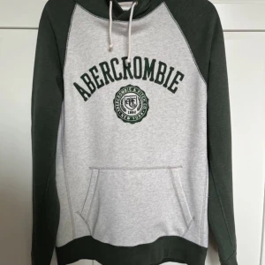 Hoodie från Abercrombie & Fitch  - Skitsnygg hoodie från Abercrombie & Fitch perfekt till hösten och vintern. Mycket bra skick. Hör av dig vid frågor!
