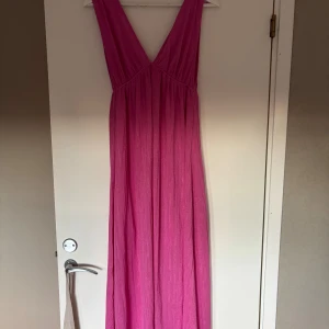 Lång rosa klänning med v-ringning - Säljer en superfin klänning från Gina Tricot. Aldrig använd, lappen är kvar.