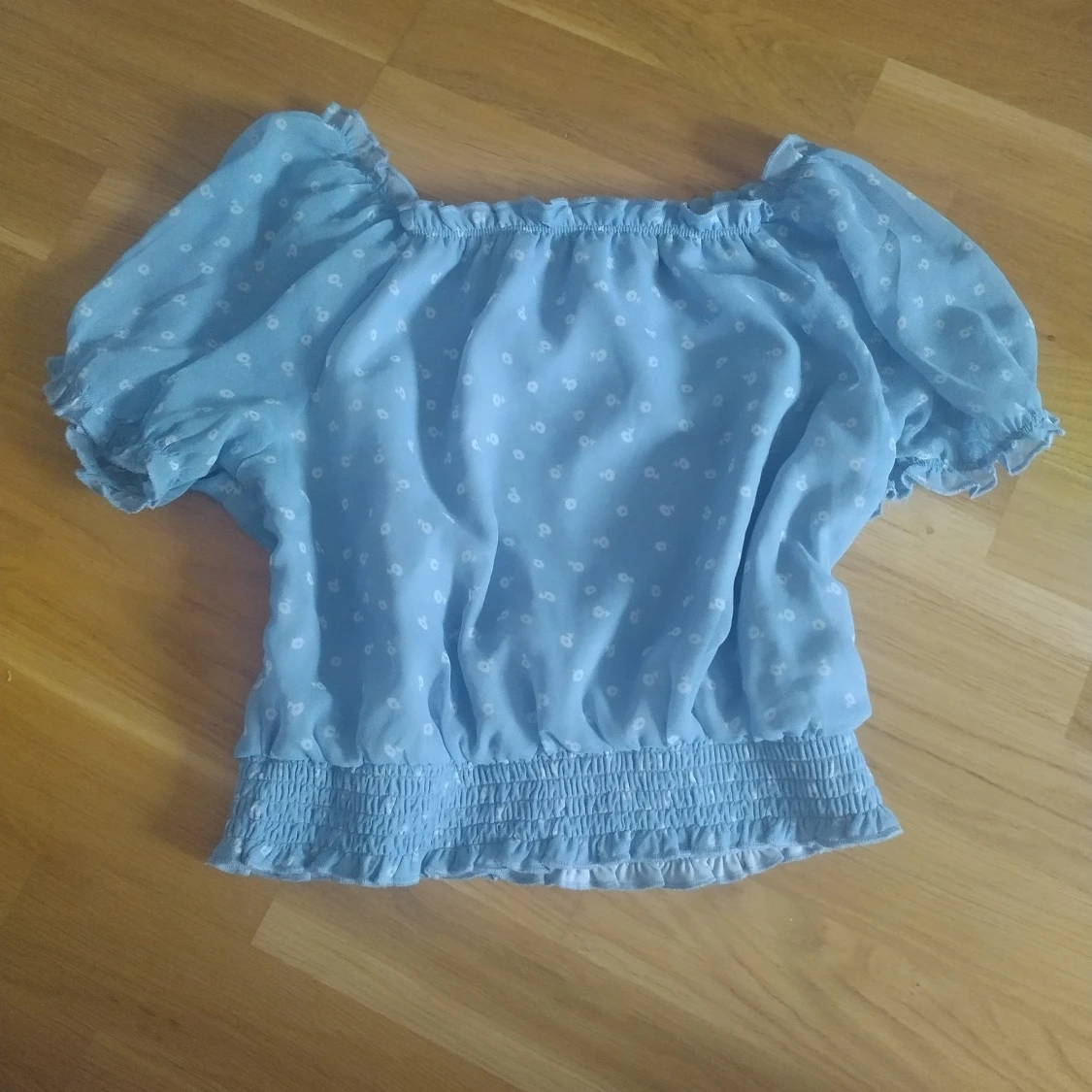 Blommig ljusblå blus från Kappahl