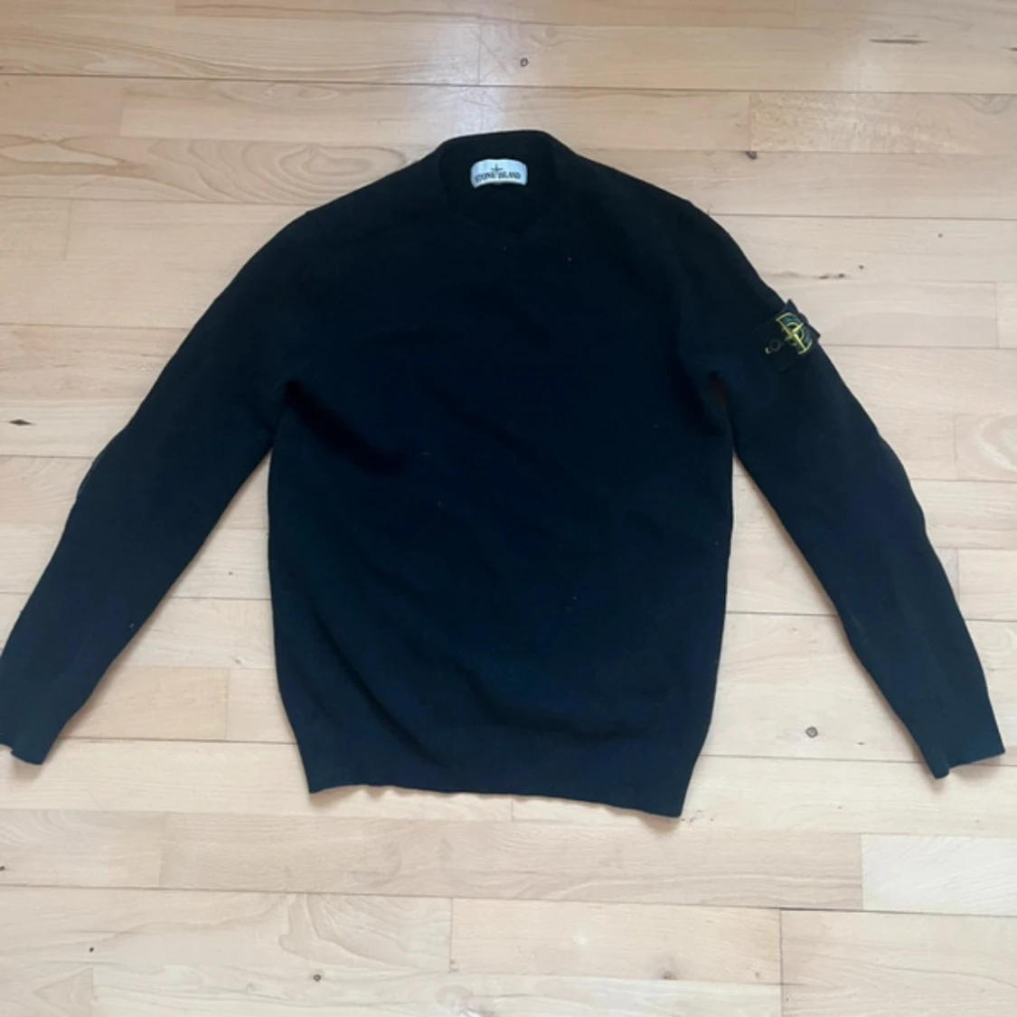 Svart Stone Island tröja