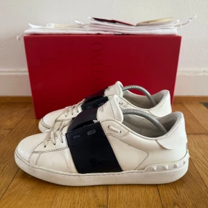 Valentino open sneakers  - Säljer nu dessa fina valentino skor | Fint skick | Storlek 43,5 | Kommer med box,dustbag,extra nya snören,valentino kort,äkthetsbevis och kvitto | Mörkblå rand