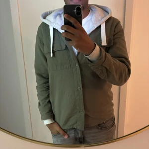 Grön overshirt från Jack and Jones - Snygg grön overshirt med knappar framtill och två bröstfickor. Perfekt för lager-på-lager och passar till jeans eller chinos.