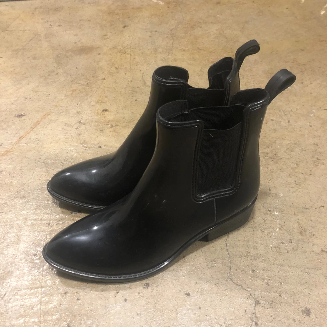 Svarta chelsea boots i gummimaterial