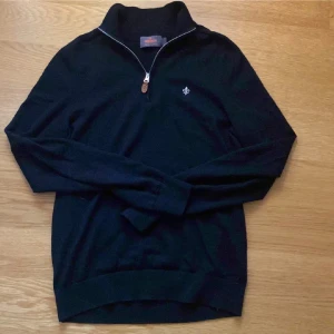 Navy  Morris half zip - Navy hand zip från Morris nypris 1200. 10/10 skick storlek s men passar bättre på xs.          Priset är inte hugget i sten 