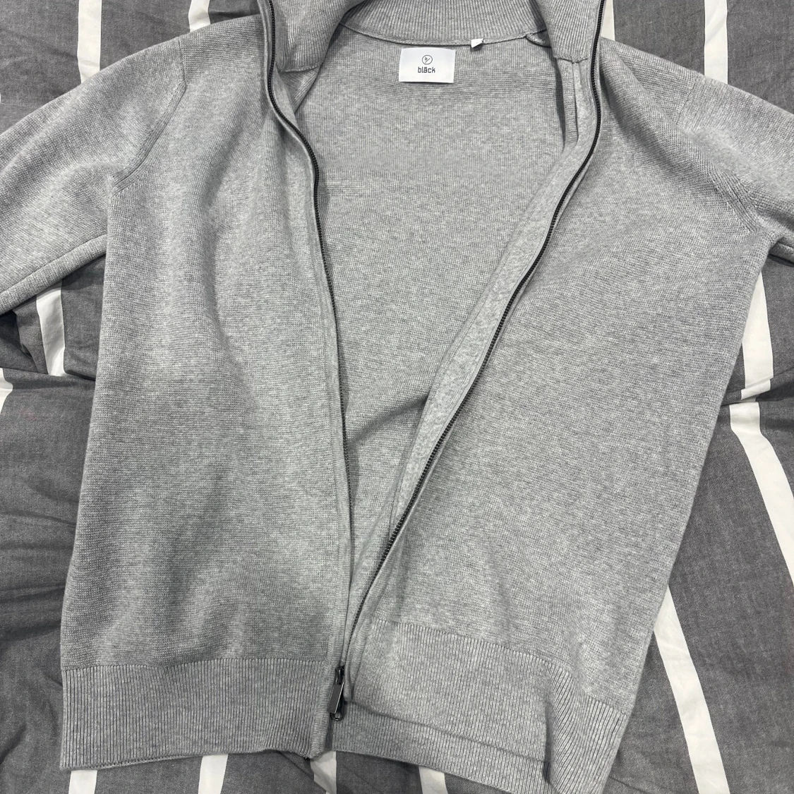 Grå kofta med dragkedja från Bläck